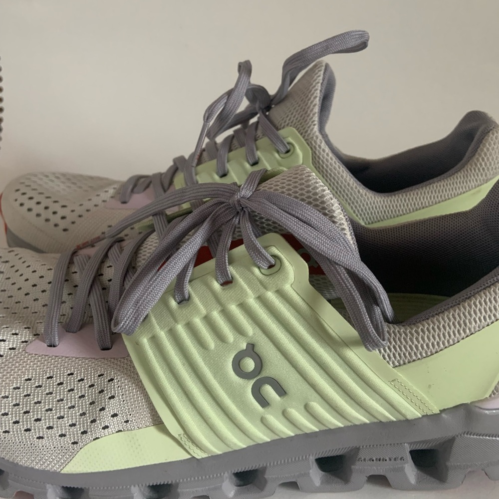 Men’s on cloud sneaker, only wore once.
